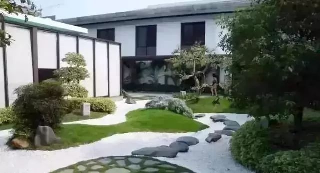 石头与绿色植物交相映衬