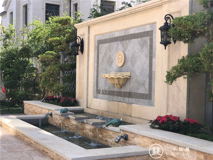 水灵芳草秀，自在园中游