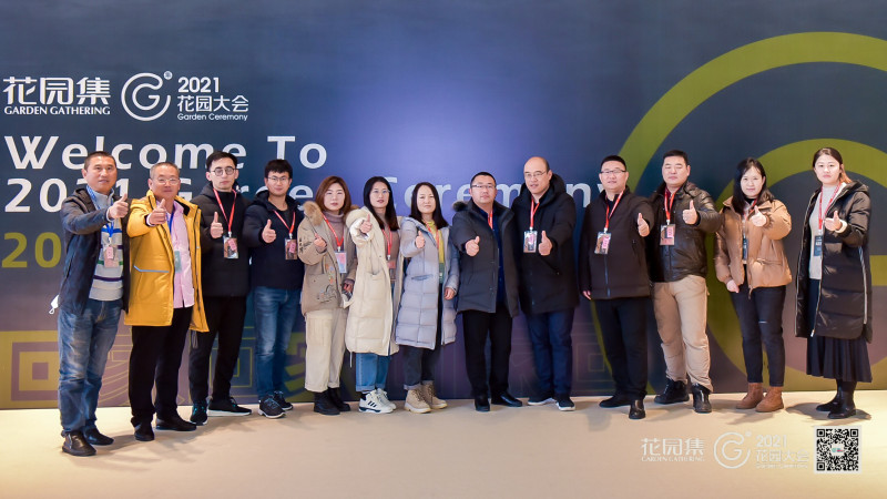 以匠心成就客户， 以爱心成就同事