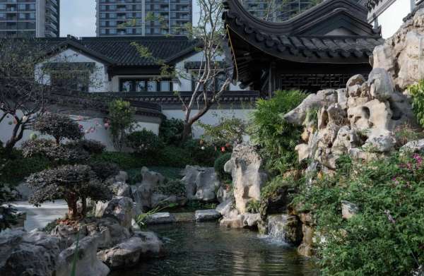 私家庭院设计：庭院假山该怎么设计？这样造景，庭院很有诗意！