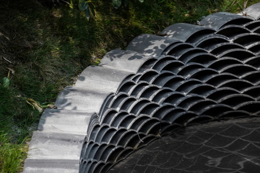 青瓦，是中式庭院里的灵魂，是穿过岁月的沉稳