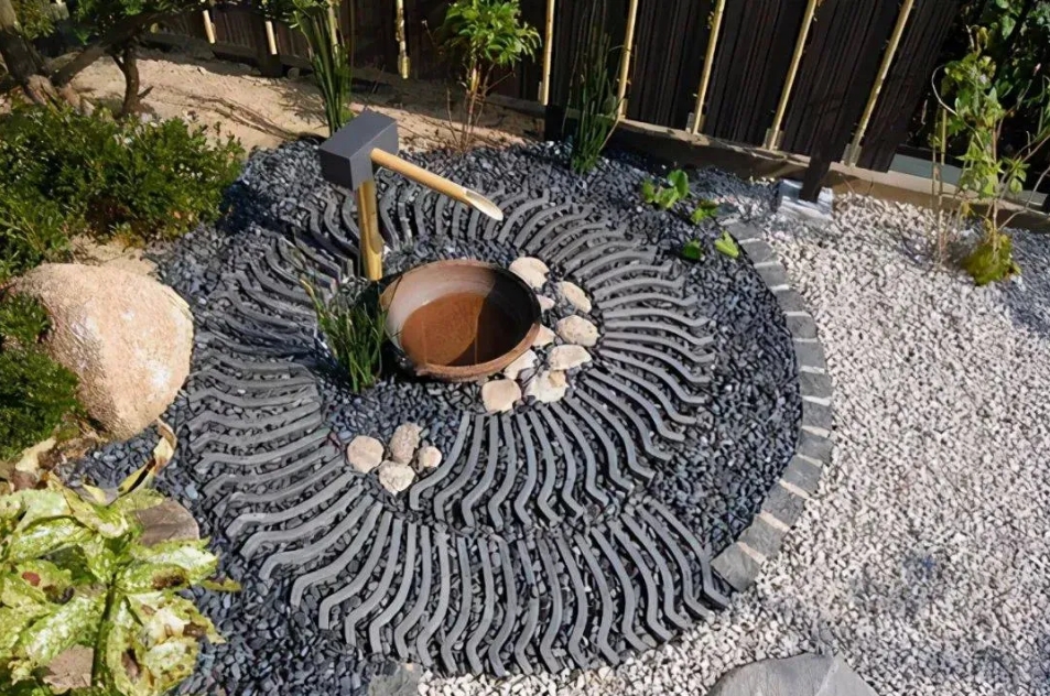 随手放置几块瓦片，花园居然焕然一新！不得不说，中国人的创造力太强了