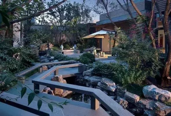 庭院中常说的宜曲不宜直、移步换景究竟有哪些学问？