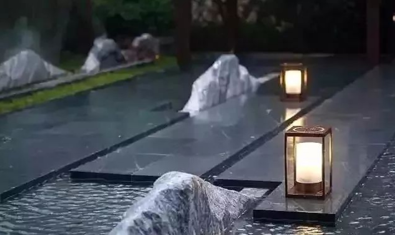 不管什么风格的庭院，不可或缺的就是置石之景。日照庭院设计