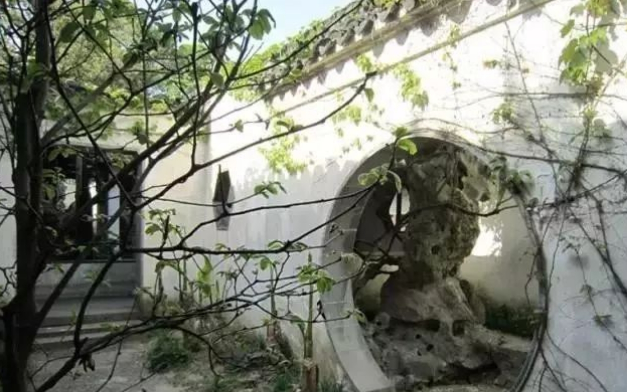 庭院之中来扇月洞门，满满的氛围感！