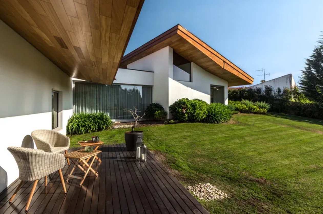 防腐木在花园里简直百搭，太适合你的院子了！