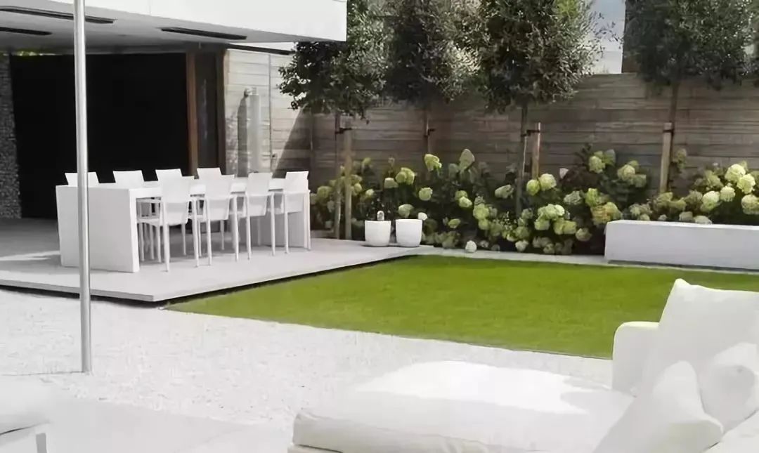 庭院草坪养护的7个常用小技巧，简单省事！