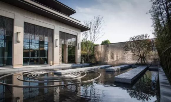 新中式庭院的色彩搭配哲学，花园里用上既简单又大气